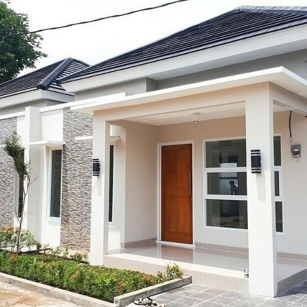 Lampu Dinding Pada Pilar di Teras